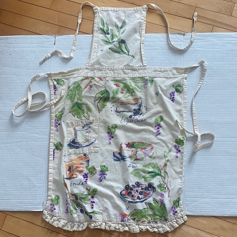 KITCHEN Apron in cotton featuring a French cheese-themed pattern in Creme.